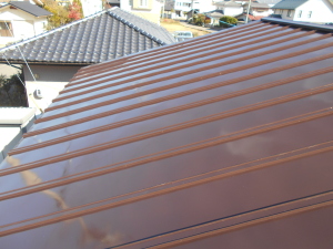 安曇野市の住宅/トタン屋根塗装 中塗り塗装工事画像.1