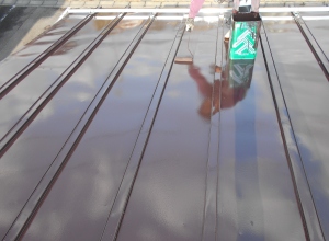安曇野市の住宅/トタン屋根塗装 平場上塗り塗装工事画像