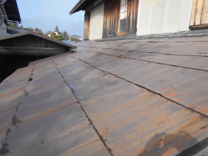 安曇野市の物置/トタン屋根葺き替え（カバー工法）工事前画像