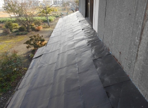 安曇野市の物置/北側 トタン屋根葺き替え（カバー工法）工事前画像