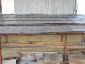 安曇野市の物置/トタン屋根葺き替え（カバー工法）工事前画像.3