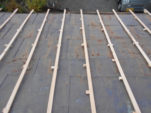安曇野市の物置/トタン屋根葺き替え（カバー工法）　下地調整工事画像