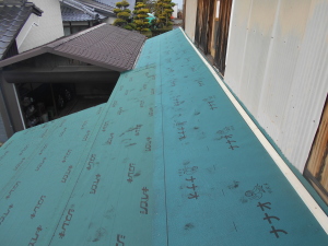 安曇野市の物置/トタン屋根葺き替え（カバー工法） 防水シート張り工事画像