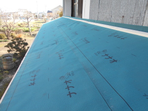 安曇野市の物置/トタン屋根葺き替え（カバー工法） 北側 防水シート張り工事画像