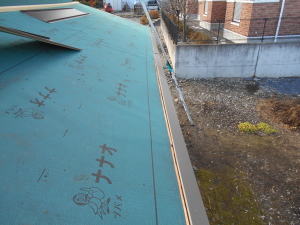 安曇野市の物置/トタン屋根葺き替え（カバー工法） 北側 唐草取り付け工事