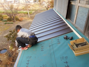 安曇野市の物置/トタン屋根葺き替え（カバー工法） 北側 ガルバリウム鋼板立て平葺き工事