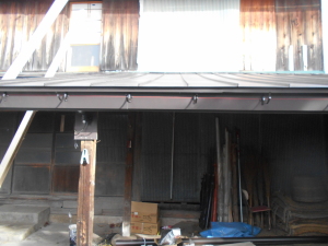 安曇野市の物置/トタン屋根葺き替え（カバー工法） 南側 雨樋金具取付工事画像