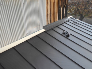 安曇野市の物置/トタン屋根葺き替え（カバー工法） 水切り取付工事画像
