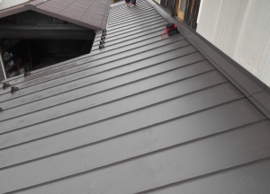 安曇野市の物置/南側 トタン屋根葺き替え（カバー工法）工事完成画像