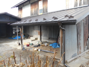 安曇野市の物置/トタン屋根葺き替え（カバー工法） 雨樋取付工事画像