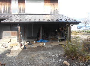 安曇野市の物置/南側 トタン屋根葺き替え（カバー工法）工事完成画像.1