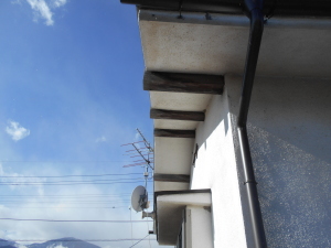 安曇野市の住宅/外壁塗装 軒天/木部塗装工事前画像