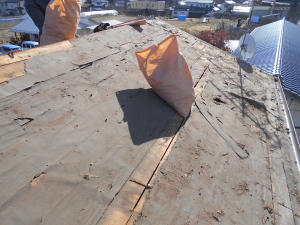 安曇野市の住宅/瓦屋根葺き替え 防水シート撤去工事画像