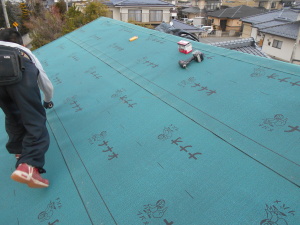 安曇野の住宅/屋根葺き替え　防水シート張り工事画像