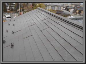 安曇野市の住宅/屋根葺き替え ガルバリウム鋼板横平葺き工事 洗浄して完成画像