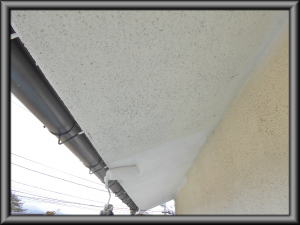 安曇野市の住宅/外壁塗装　軒天下塗り塗装工事画像