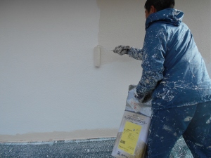 安曇野市の住宅/外壁塗装　外壁中塗り塗装工事画像