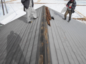 安曇野市の住宅/屋根葺き替え 屋根材撤去工事画像