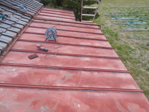 安曇野市の住宅/トタン屋根塗装 ケレン工事画像.1