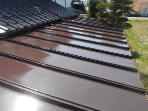 安曇野市の住宅/トタン屋根塗装 中塗り塗装工事画像