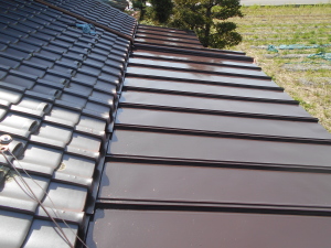安曇野市の住宅/トタン屋根塗装 中塗り塗装工事画像.1