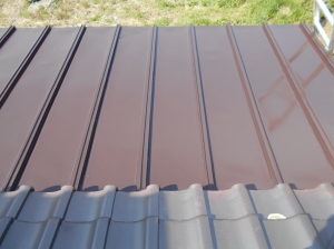 安曇野市のトタン屋根塗装 上塗り工事画像