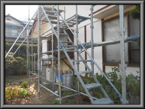 安曇野市の住宅/外壁サイディング張り 仮設足場設置工事画像