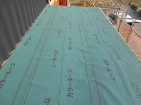 上田市の住宅/屋根新規　ガルバリウム鋼板立て平葺き工事完前画像.2