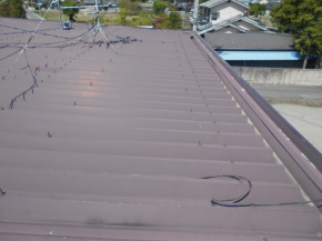 安曇野市の住宅/折半屋根塗装　雨樋塗装工事前画像