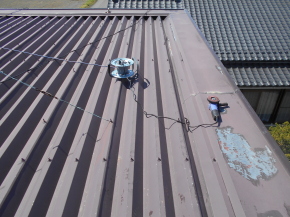 安曇野市の住宅/折半屋根塗装　ケレン工事画像