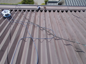 安曇野市の住宅/折半屋根塗装　ケレン工事画像.1