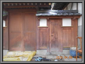 安曇野市の住宅/腕木門 木部 木板 下塗り塗装 画像