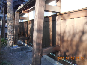 長野県 安曇野市の腕木門/腕木門 上塗り2回目塗装工事 画像.1