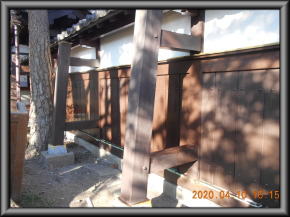 安曇野市の住宅/腕木門 木部 木板 上塗り2回目塗装