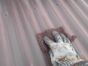 安曇野市の物置/トタン 屋根塗装 ケレン工事 画像