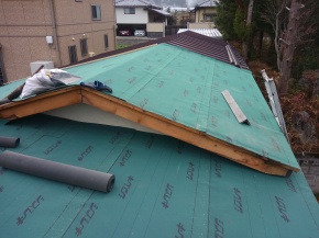 安曇野市の屋根葺き替え　防水シート張り工事画像.1