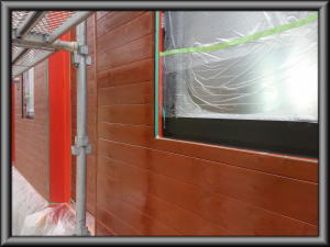 上田市の住宅新築/外壁杉板張り　上塗2回目塗装工事画像