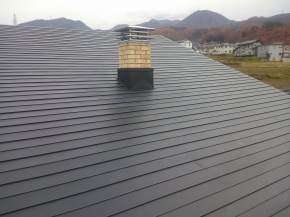 上田市の住宅/屋根新規　ガルバリウム鋼板立て平葺き工事完成画像.2
