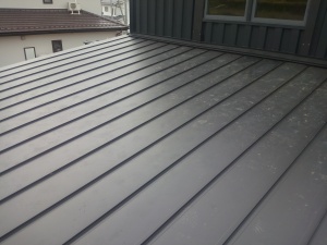 上田市の住宅/屋根新規　ガルバリウム鋼板立て平葺き工事完成画像.1
