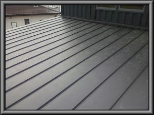 上田市の住宅/新築屋根　ガルバリウム鋼板立て平葺き工事完成.1