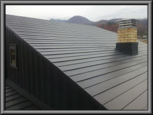 上田市の住宅/新築屋根　ガルバリウム鋼板横平葺き工事完成