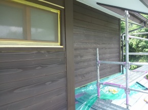 長野県安曇野市の住宅/外壁木板塗装　上塗り1回目塗装 画像.1