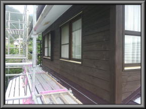 安曇野市の住宅/外壁木板塗装 軒天（漆喰）塗装　雨樋・破風塗装 完成画像