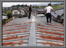 屋根塗装が必要な屋根　トタン屋根画像　工事例へ